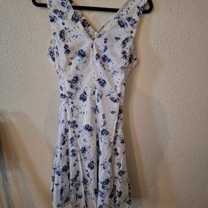 Women's Size 6 White & Blue Floral Sleeveless Dress is Figure Flattering Dress!